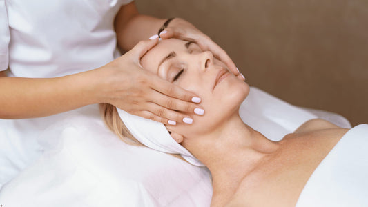 Kvinna får en avslappnande ansiktsmassage på skönhetssalong – ansiktsbehandling och hudvård som kan kompletteras med microneedling med Hydra Pen H3 eller H5.