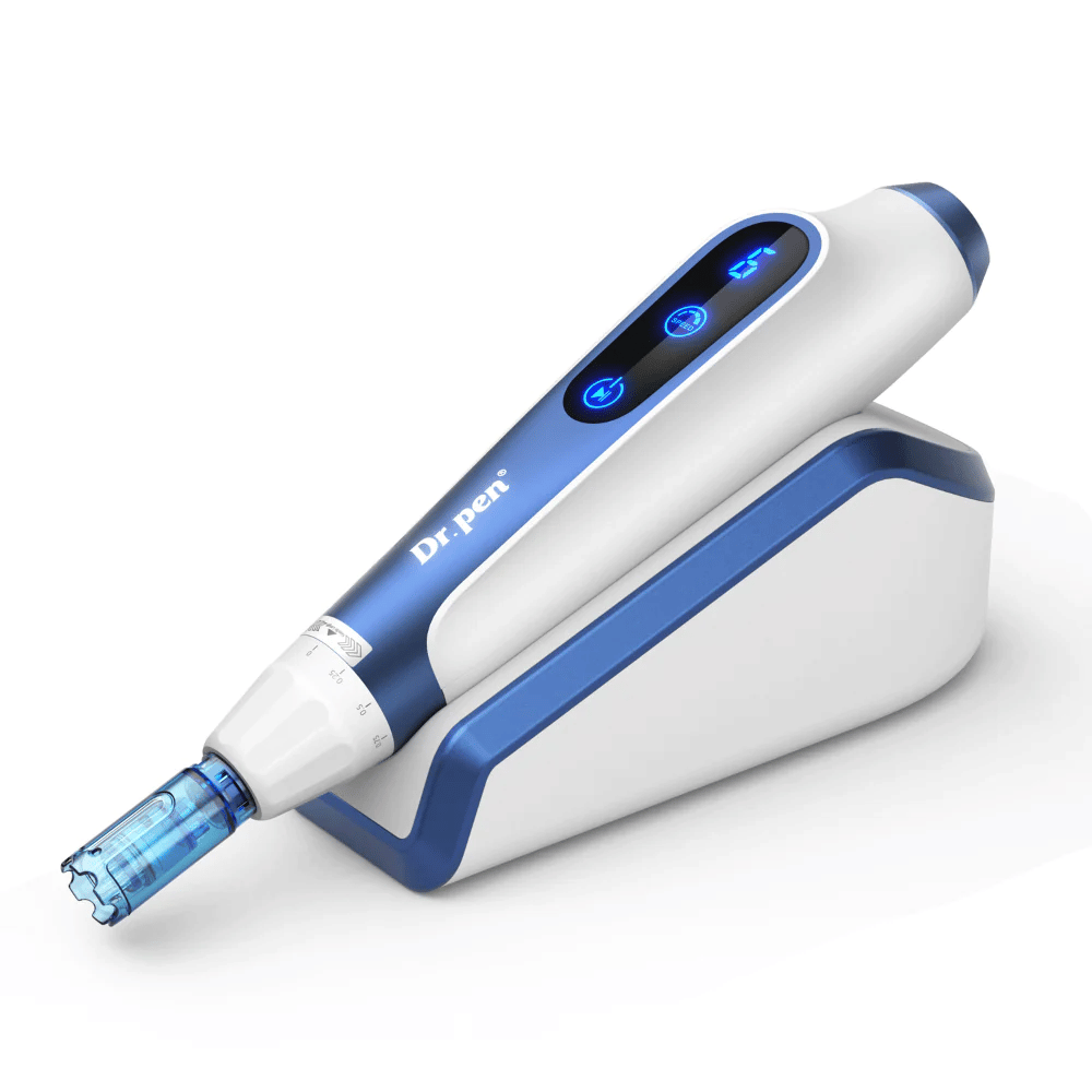 Produktbild av Dr. Pen A11 i vit och blå design på sin induktionsladdare – avancerad microneedling-penna för hudförbättring.