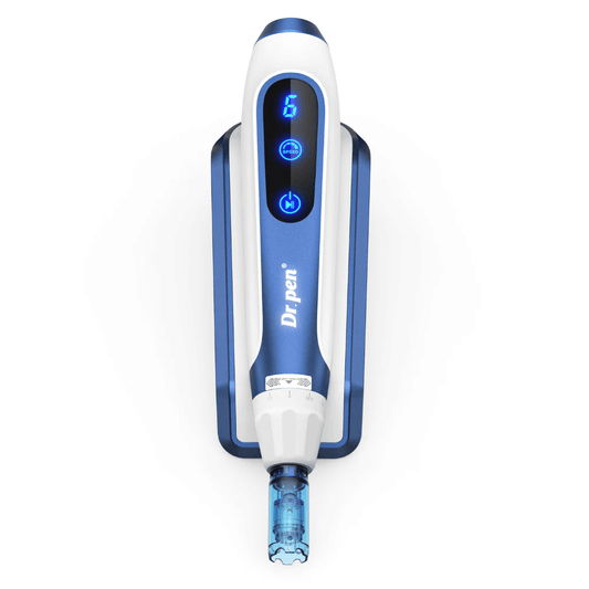 Närbild på Dr. Pen A11 i blå och vit design med upplysta digitala knappar och nålpatron. Avancerad microneedling-penna för professionell hudföryngring och serumabsorption.