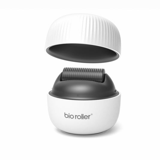 Bio Roller G4 microneedling-roller med skyddslock öppet, visar nålhuvudet som används för hudföryngring och förbättrad produktabsorption.