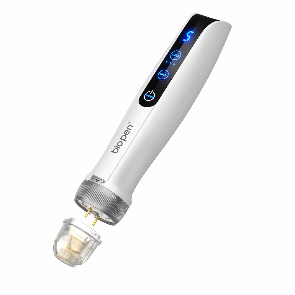 Bio pen Q2 microneedling-pen i vitt med blå LED-display, visad med avmonterad nålpatron där de två kontaktstiften syns.