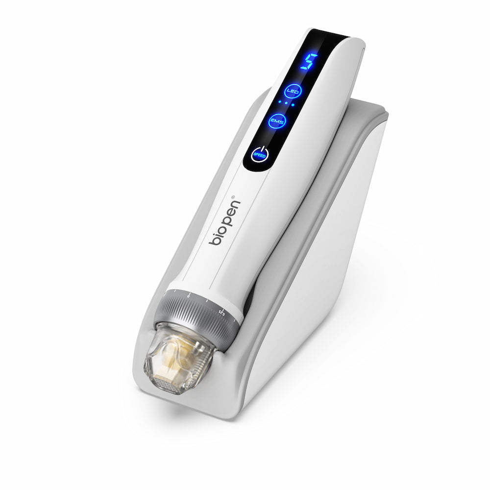 Vit BioPen Q2 microneedling-pen placerad i ett vitt stativ, med blå digital LED-display och genomskinlig nålmodul.