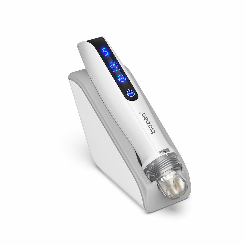 Vit BioPen Q2 microneedling-pen placerad på ett grått stativ, med blå LED-display och transparent nålmodul längst fram.