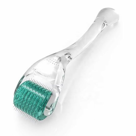 Dermaroller DRS 192 för microneedling med transparent handtag och grön nålroller, används för att stimulera kollagen, förbättra hudstruktur och minska fina linjer.