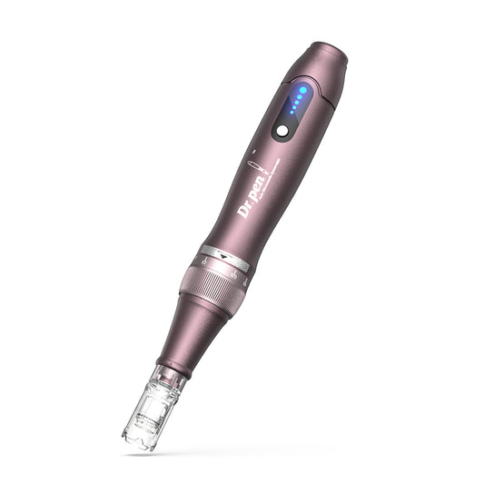 Dr. Pen A10 microneedling penna i lila med LED-indikator och monterat nålhuvud för exakt och professionell hudbehandling.