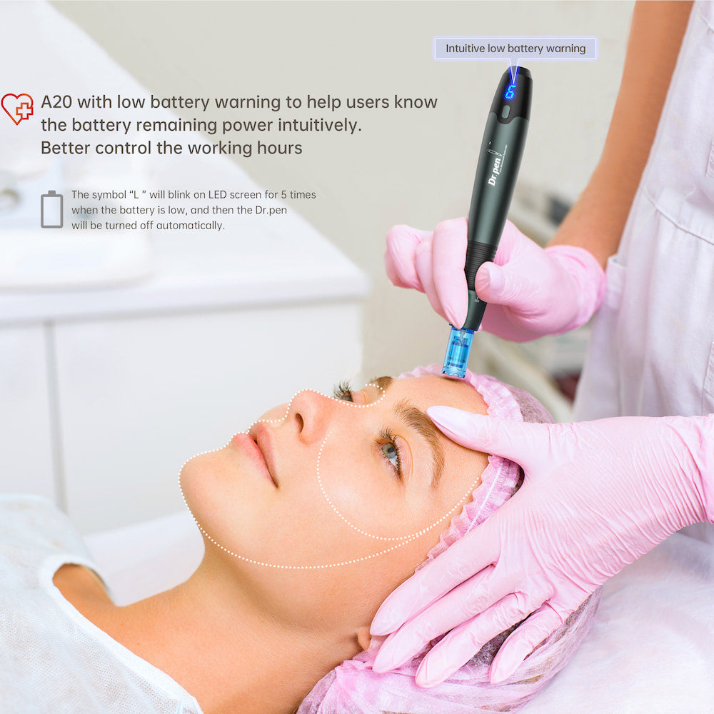 Hudterapeut utför microneedling med Dr. Pen A20 på en kunds panna, med visad låg batterivarning och markerade behandlingsområden för professionell ansiktsbehandling.