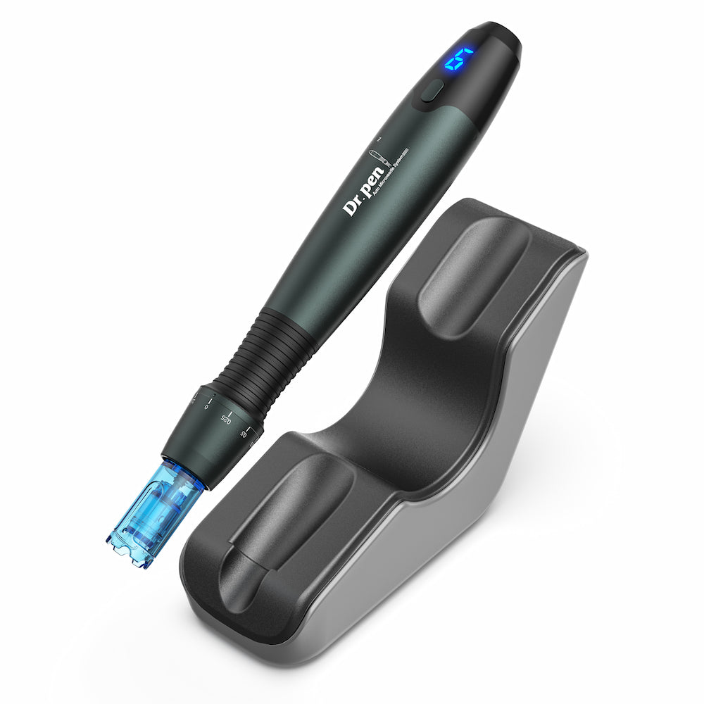 Dr. Pen A20 microneedling-penna placerad i sin ergonomiska laddningsstation, avancerat verktyg för kollagenstimulering och professionell hudbehandling hemma eller på salong.