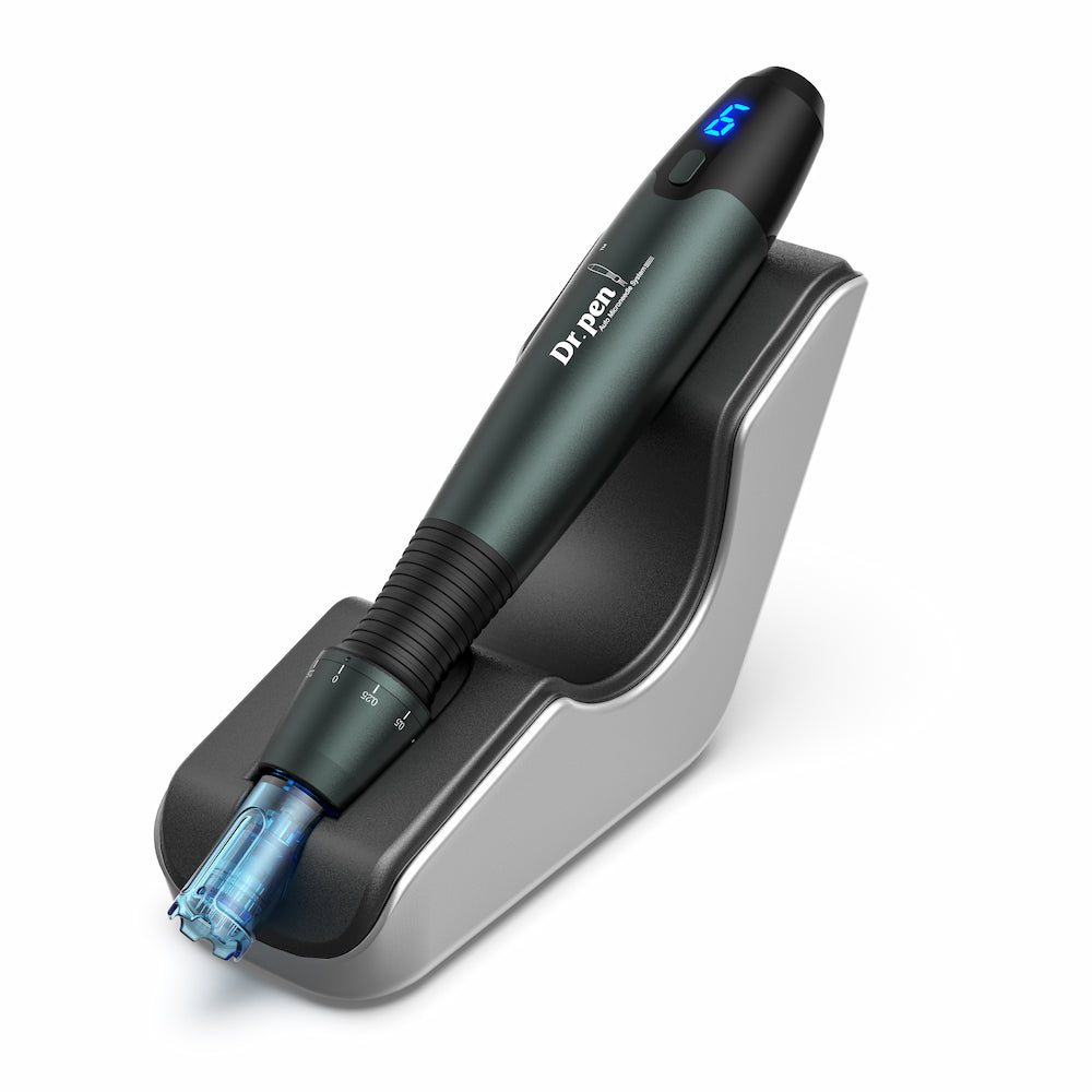 Dr. Pen A20 microneedling-penna placerad i sin laddningsstation, professionellt verktyg för hudföryngring, kollagenstimulering och avancerad mikroneedling-behandling.