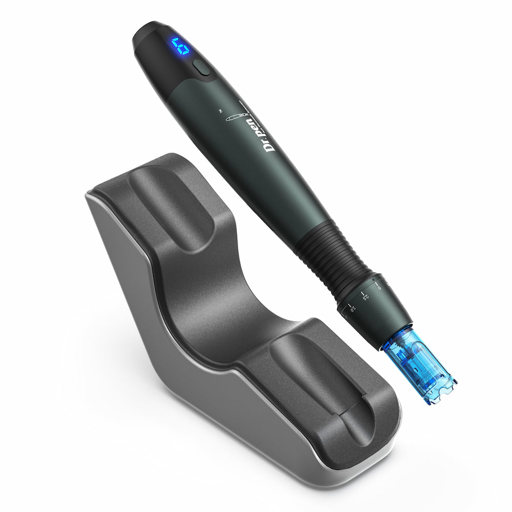 Dr. Pen A20 microneedling-penna lutad mot sin ergonomiska laddningsstation, avancerad nålbehandling för hudförnyelse och kollagenstimulering.