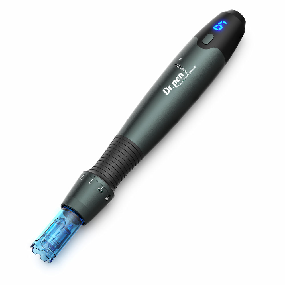 Dr. Pen A20 microneedling-penna med blått nålhuvud, digital display och justerbart nåldjup för avancerad hudföryngring och kollagenstimulering.