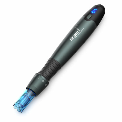 Dr. Pen A20 microneedling-penna med blått nålhuvud, digital display och justerbart nåldjup för avancerad hudföryngring och kollagenstimulering.