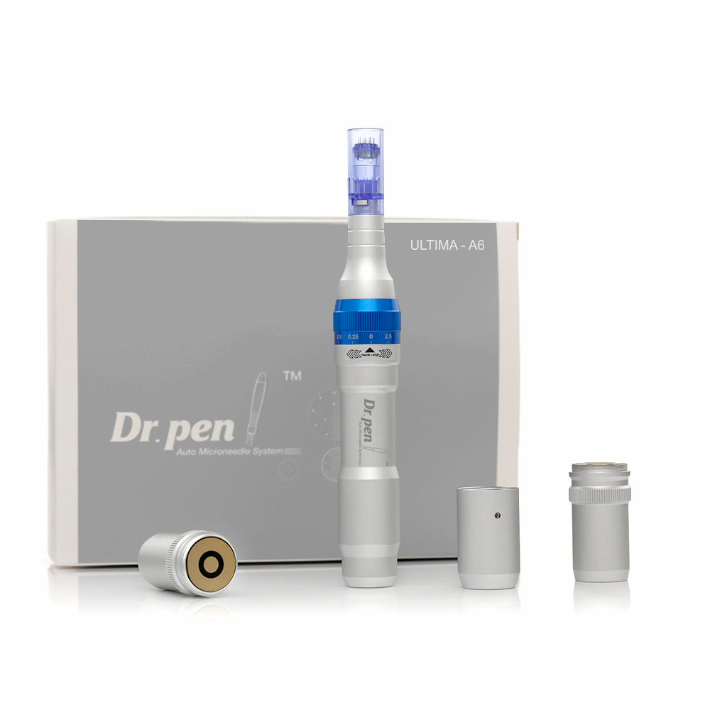 Dr. Pen A6 mikronålningspenna i silver med blå nålpatron, visad tillsammans med utbytbara batteridelar och originalförpackning.
