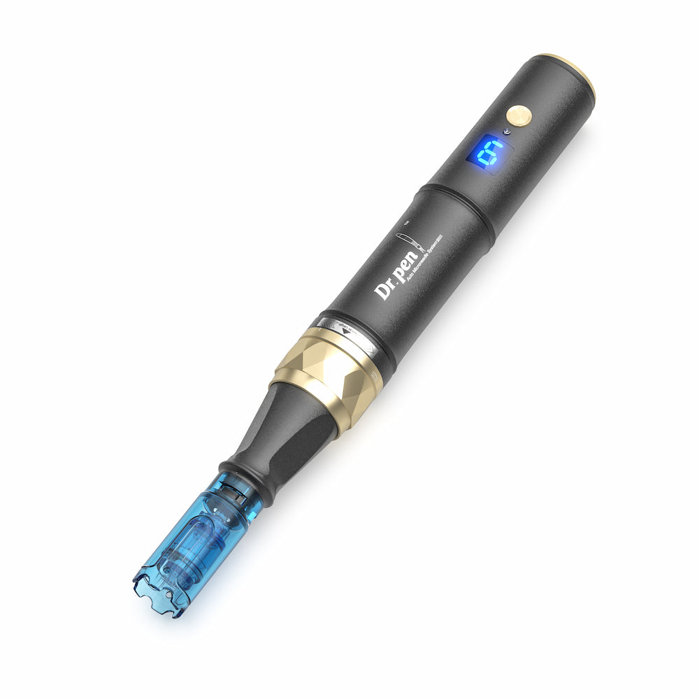 Dr. Pen A8S microneedling dermapen i svart och guld med blå digital display och monterat nålhuvud för avancerad hudbehandling.