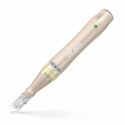 Dr. Pen M5 mikronålningspenna i roséguld med nålpatron monterad, professionell microneedling-penna för hudföryngring.