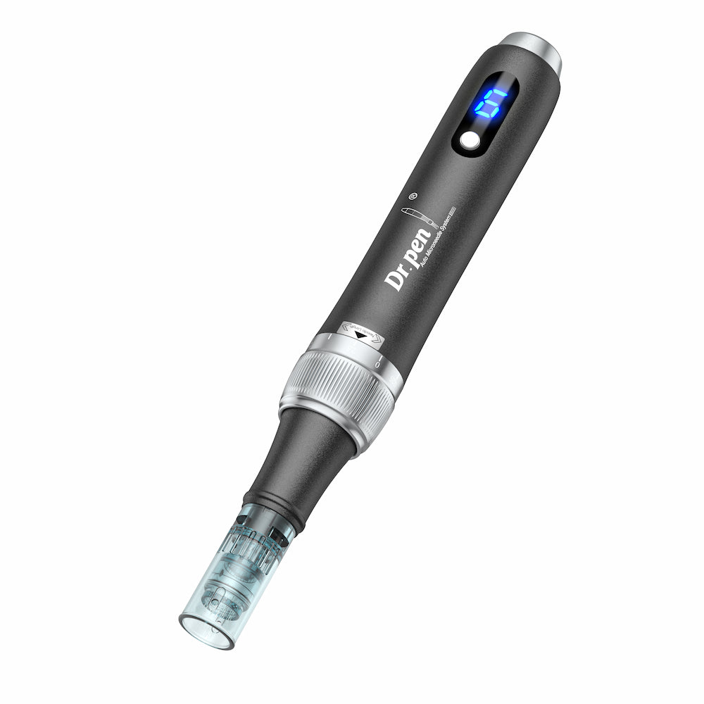 Dr. Pen M7S microneedling dermapen i svart utförande med blå digital display och monterat nålhuvud