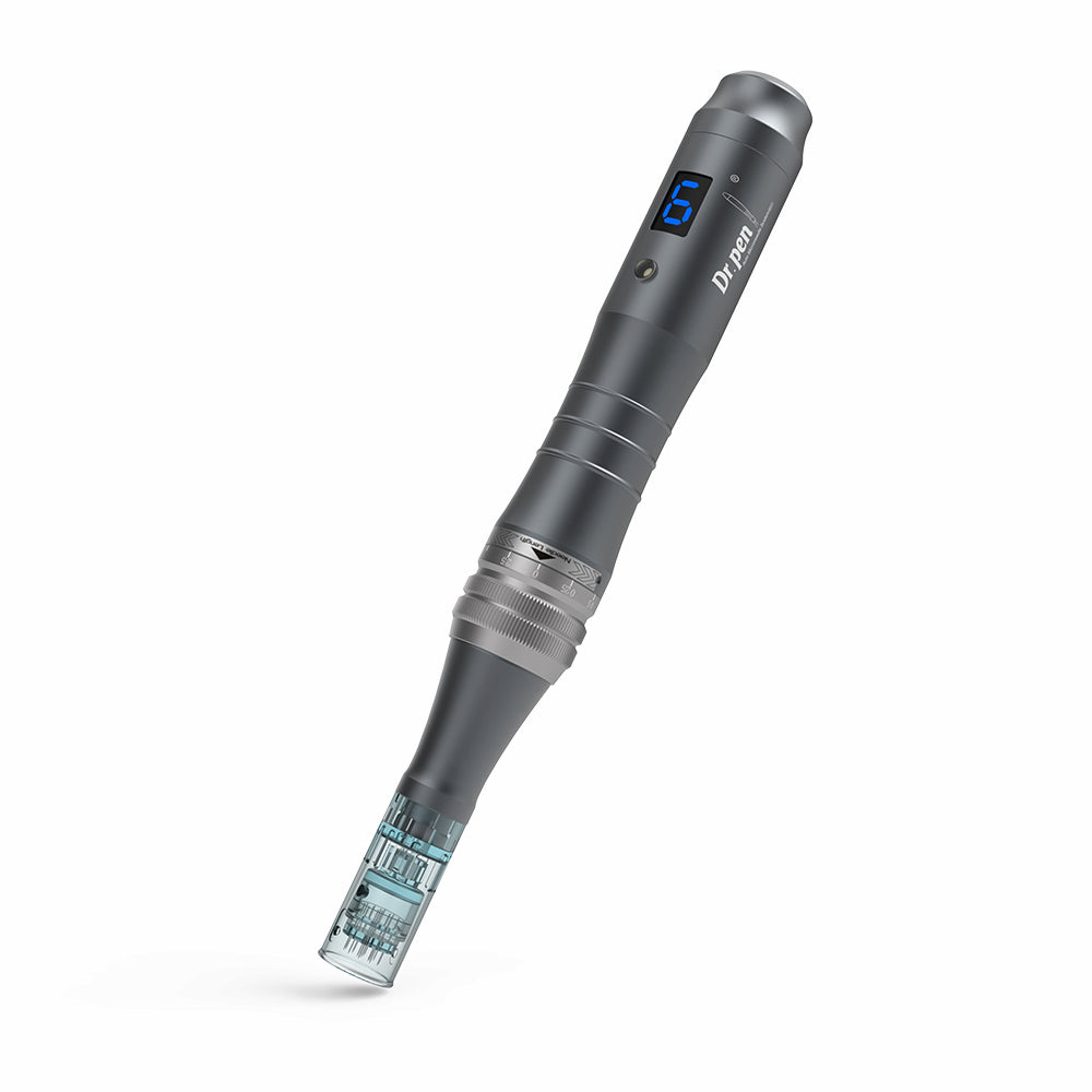 Dr. Pen M8 microneedling-penna i grå finish med blå digital display och monterat nålhuvud för professionell hudbehandling.