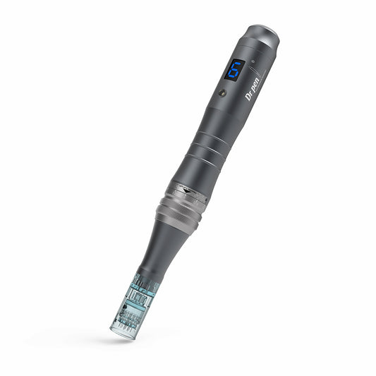 Dr. Pen M8 microneedling-penna i grå finish med blå digital display och monterat nålhuvud för professionell hudbehandling.