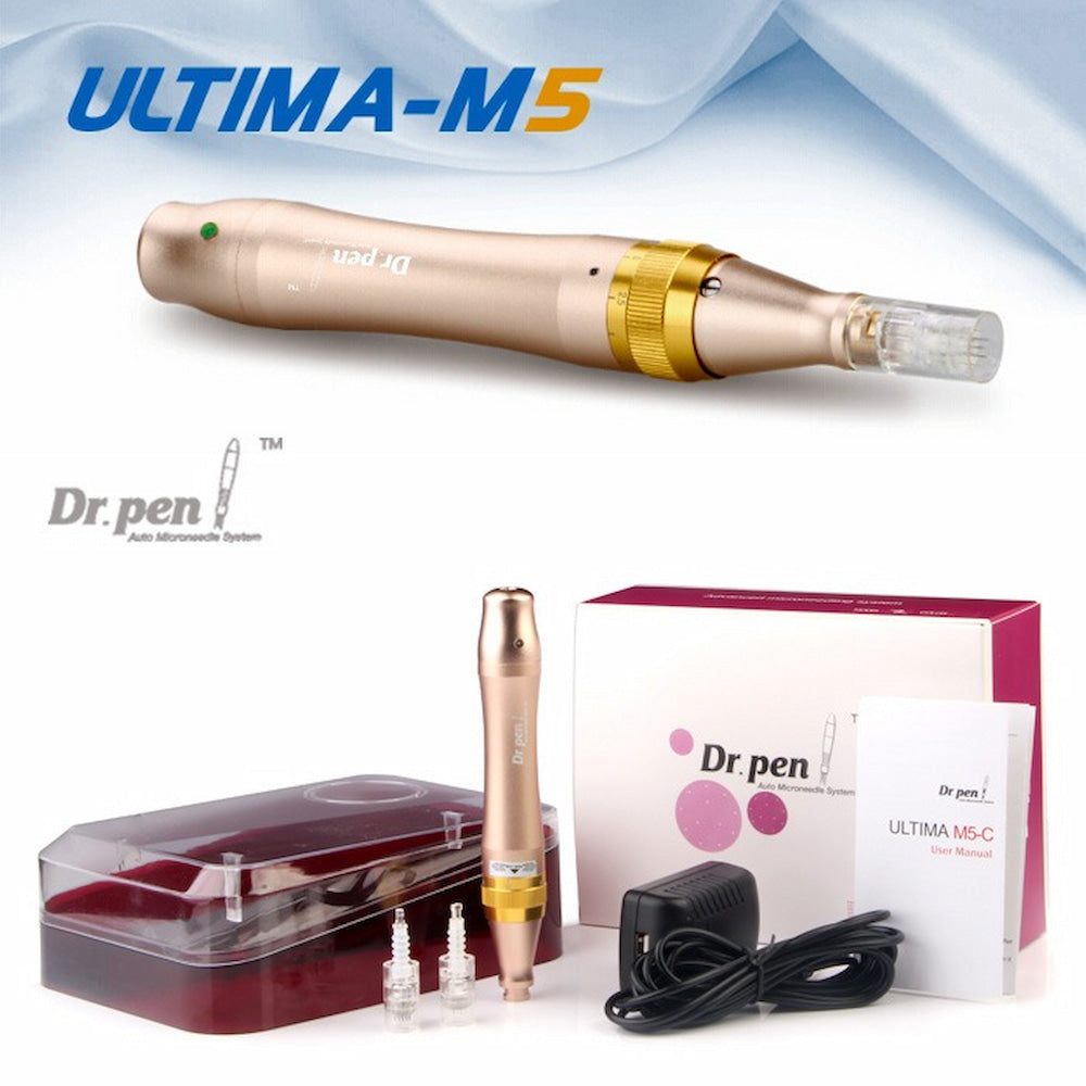 Dr. Pen Ultima M5 microneedling-penna i guld med tillhörande tillbehör, inklusive nålpatron, skyddsfodral, nätadapter och användarmanual. Den övre delen av bilden visar pennan i närbild och texten “ULTIMA-M5”.